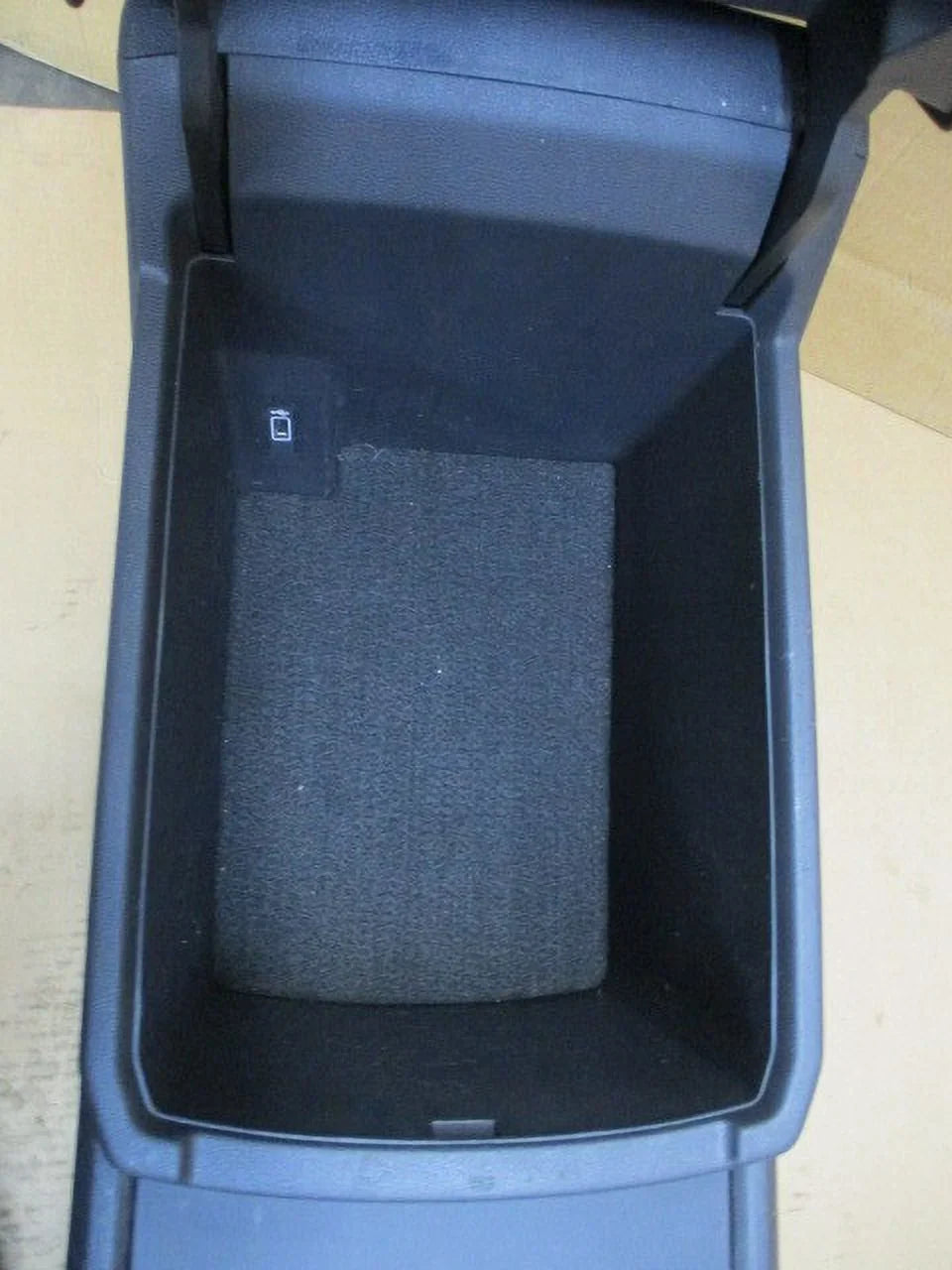 Pre-Owned 2018 2019 Volkswagen Atlas charcoal Center Console w/ 2 Rear USB Ports OEM LKQ (Good)